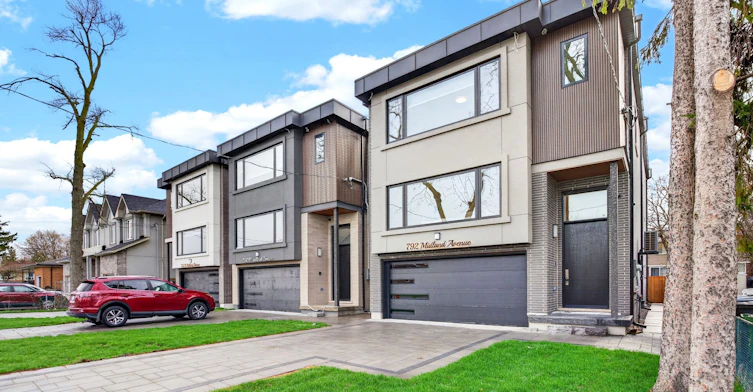 792 Midland Avenue, Toronto, ON, M1K 4E7 - 2