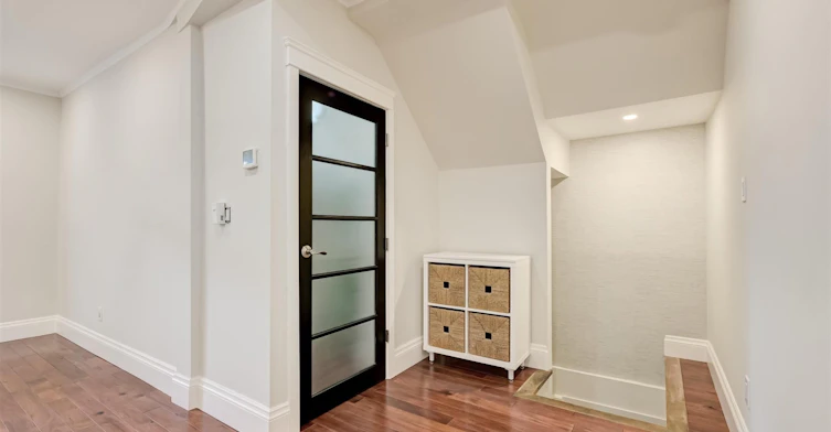 584 Logan Avenue, Toronto, ON, M4K 3B8 - 3