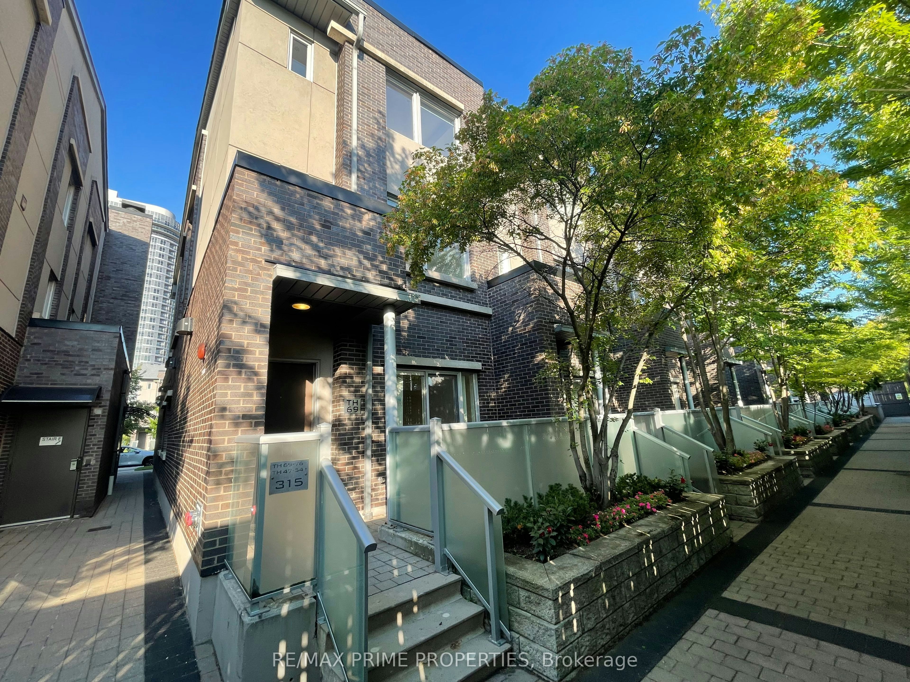 Th69-315 Village Green Square, Toronto, ON, M1S 0L2 - 2