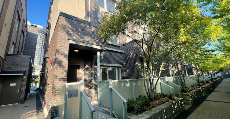 Th69-315 Village Green Square, Toronto, ON, M1S 0L2 - 2