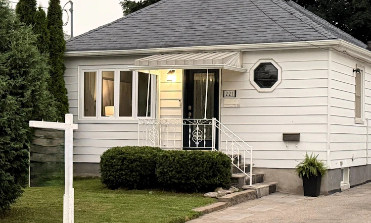 221 Hibbert Avenue