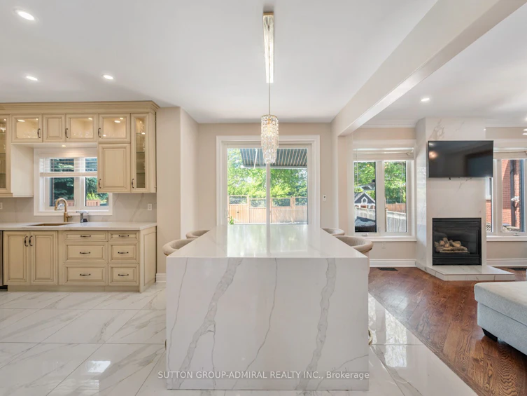 18 Thatcher Avenue, Toronto, ON, M1M 2M2 - 12
