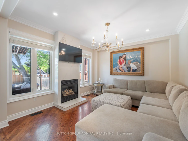 18 Thatcher Avenue, Toronto, ON, M1M 2M2 - 18