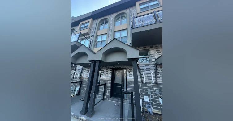 9-300 Railway Engine House Way, Whitby, ON, L1N 0P7