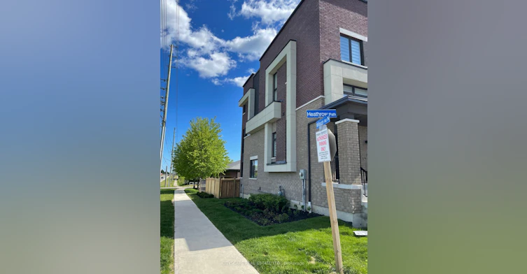 801 Heathrow Path N, Oshawa, ON, L1H 7K5 - 2
