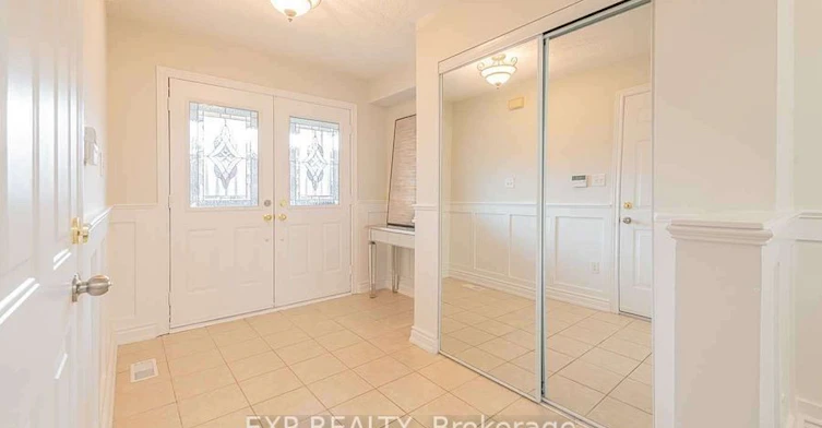 8 Rampart Crescent, Whitby, ON, L1P 1T5 - 2