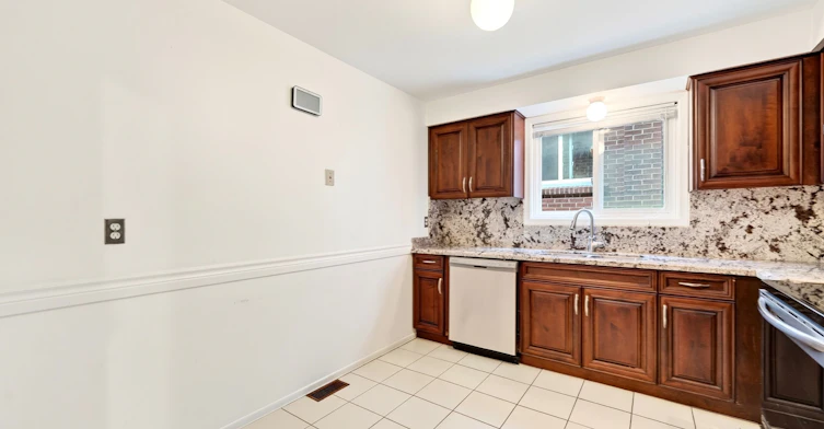 MAIN-402 Kingston Road, Toronto, ON, M4L 1T9 - 16