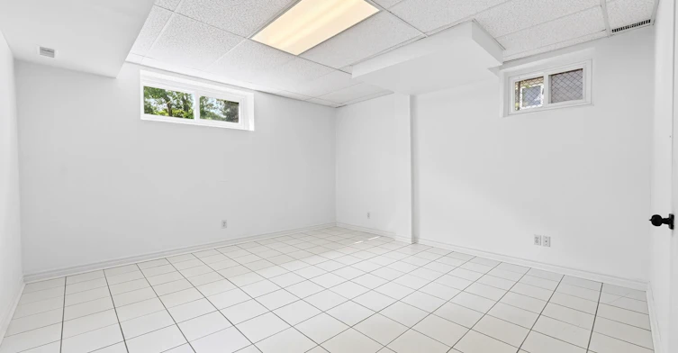 LOWER / BSMT-402 Kingston Road, Toronto, ON, M4L 1T9 - 3