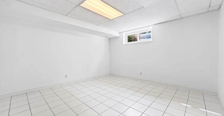 LOWER / BSMT-402 Kingston Road, Toronto, ON, M4L 1T9 - 4