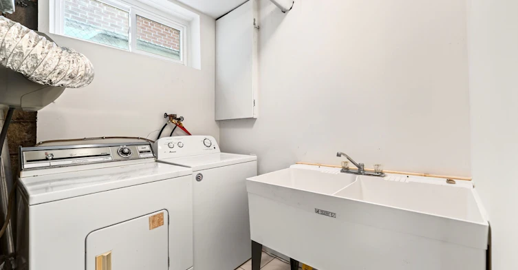 LOWER / BSMT-402 Kingston Road, Toronto, ON, M4L 1T9 - 11