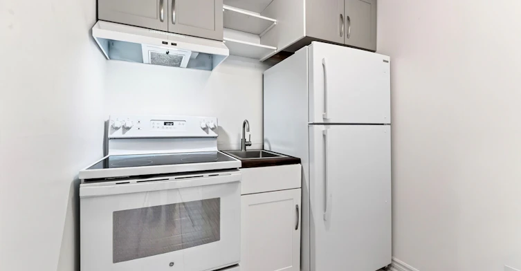 LOWER / BSMT-402 Kingston Road, Toronto, ON, M4L 1T9 - 10
