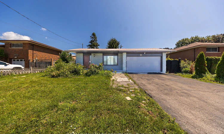109 Thickson Road S