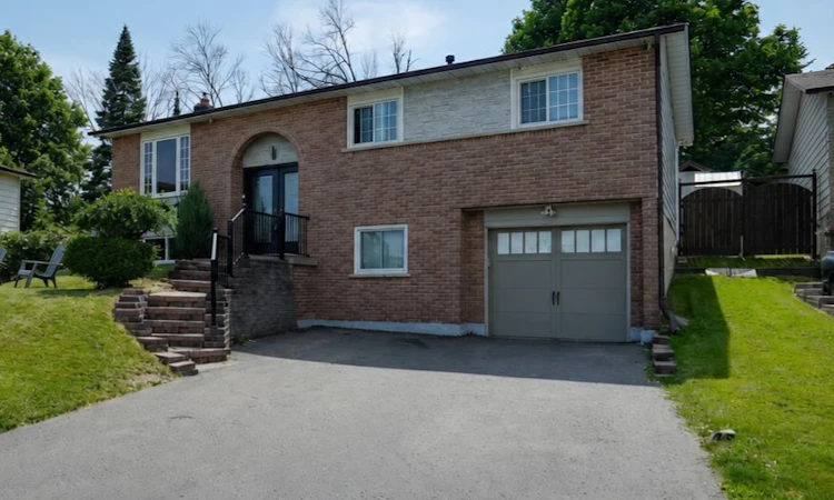 31 Rosalynne Avenue