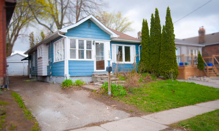 208 Oshawa Boulevard N