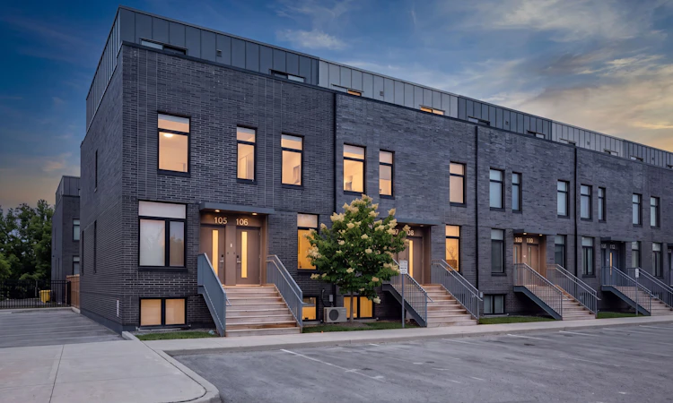 106-1780 Simcoe Street N