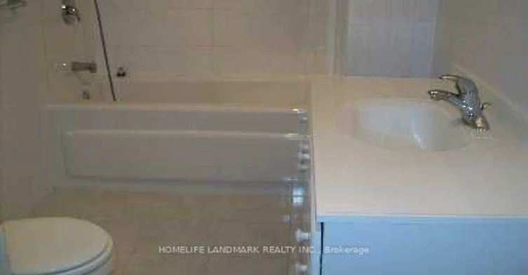 Upper-213 Kenilworth Avenue, Toronto, ON, M4L 3S7 - 13