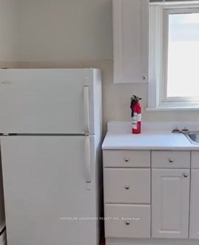 Upper-213 Kenilworth Avenue, Toronto, ON, M4L 3S7 - 9