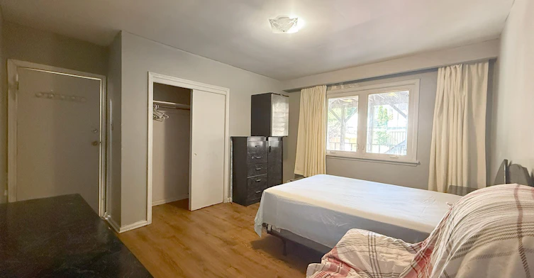 Room # 3-8 Medford Avenue, Toronto, ON, M1L 4G2 - 4