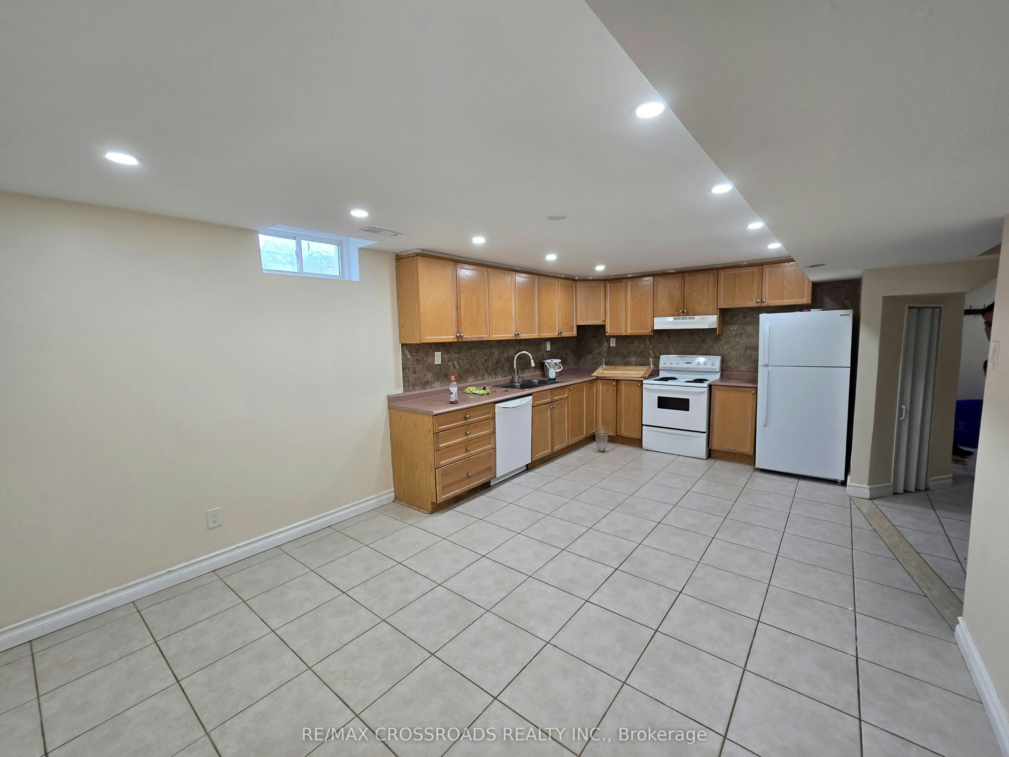 34 Sonley Drive, Whitby, ON, L1R 3B3 - 3