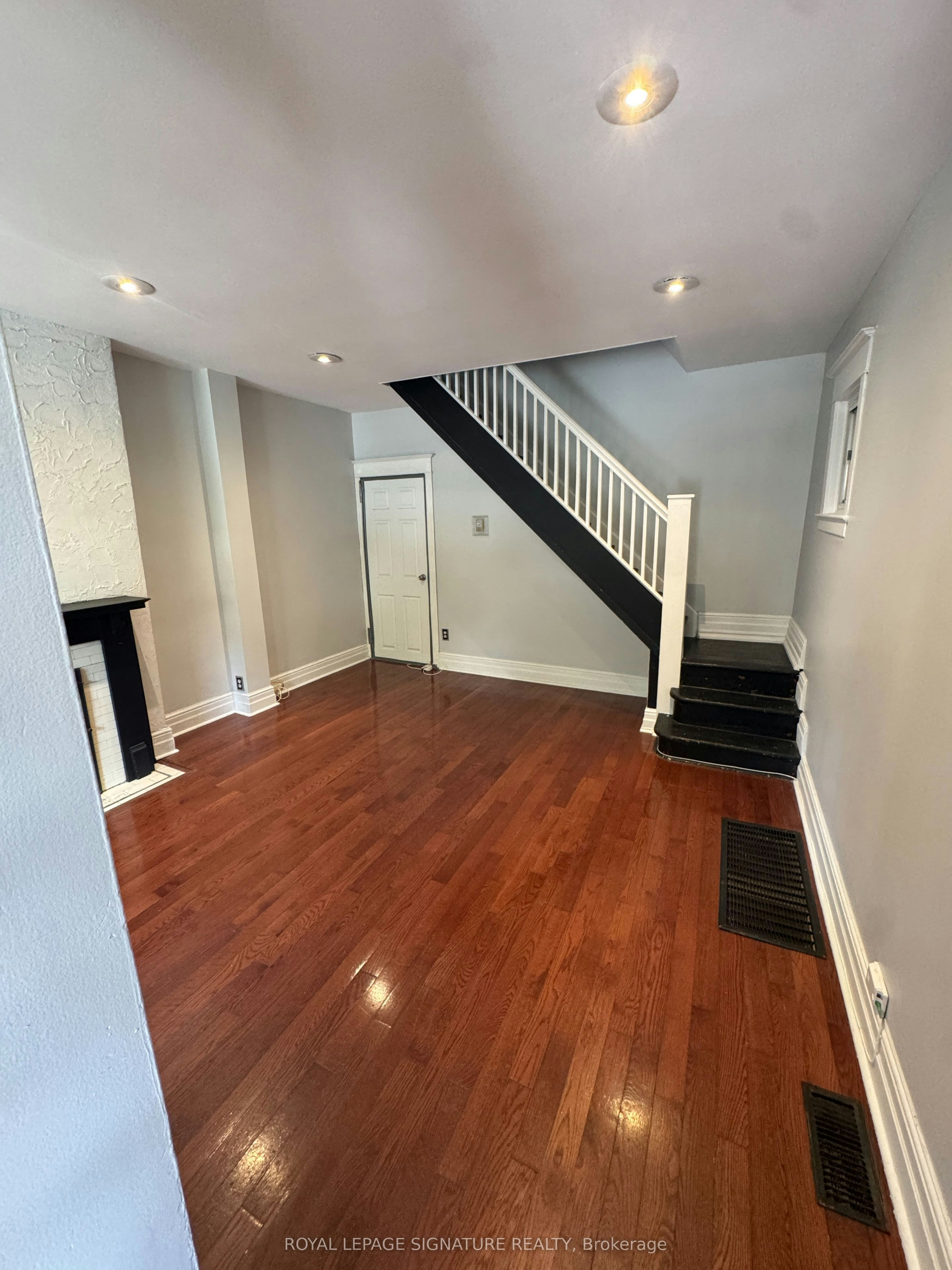 920 Woodbine Avenue, Toronto, ON, M4C 4B7 - 3