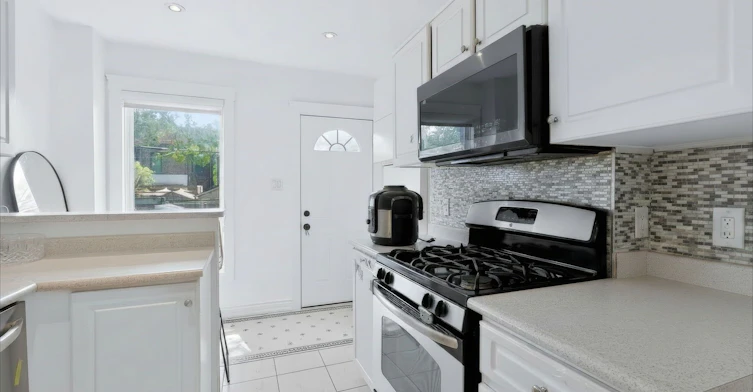 37 Strathcona Avenue, Toronto, ON, M4K 1K6 - 9