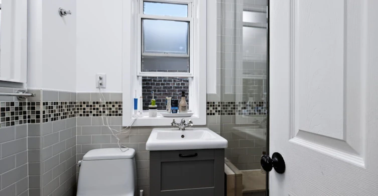 37 Strathcona Avenue, Toronto, ON, M4K 1K6 - 22