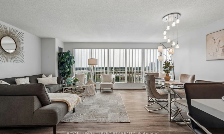 906-18 Lee Centre Drive
