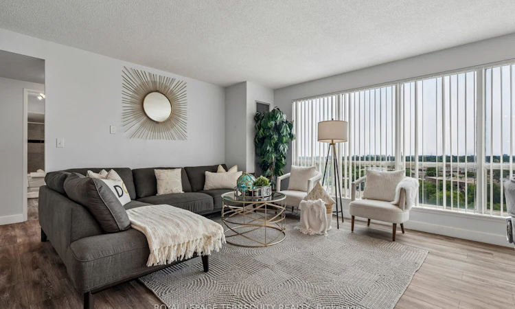 906-18 Lee Centre Drive