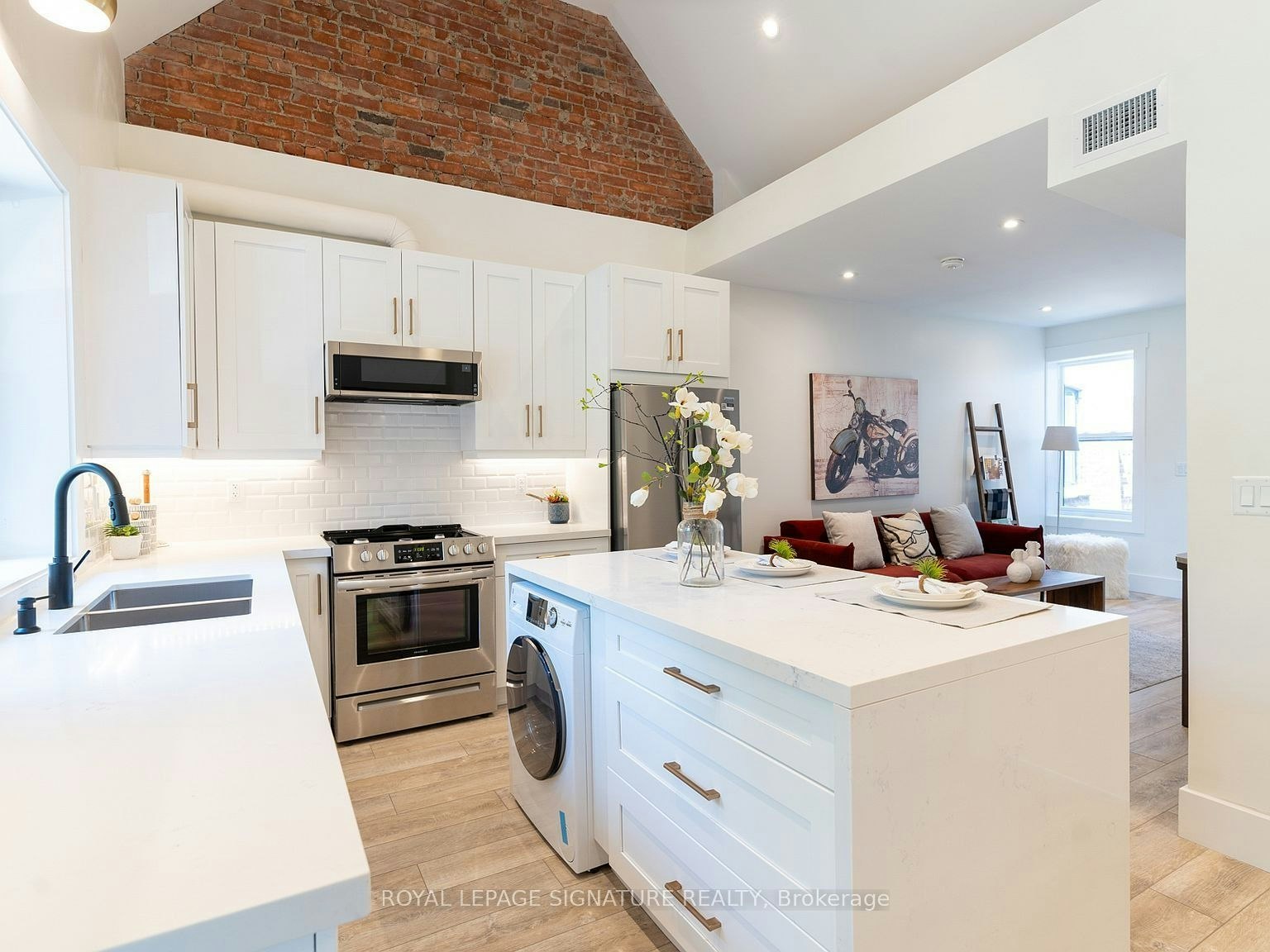 Upper-129 Kenilworth Avenue, Toronto, ON, M4L 3S7
