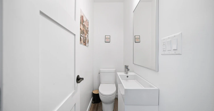 South Unit-389R Leslie Street, Toronto, ON, M4M 3E3 - 7