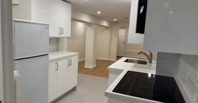 Lower-553 Broadview Avenue, Toronto, ON, M4K 2N7 - 7