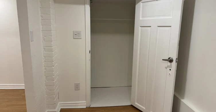 Lower-553 Broadview Avenue, Toronto, ON, M4K 2N7 - 12