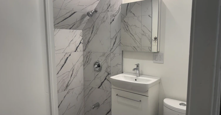 Lower-553 Broadview Avenue, Toronto, ON, M4K 2N7 - 6