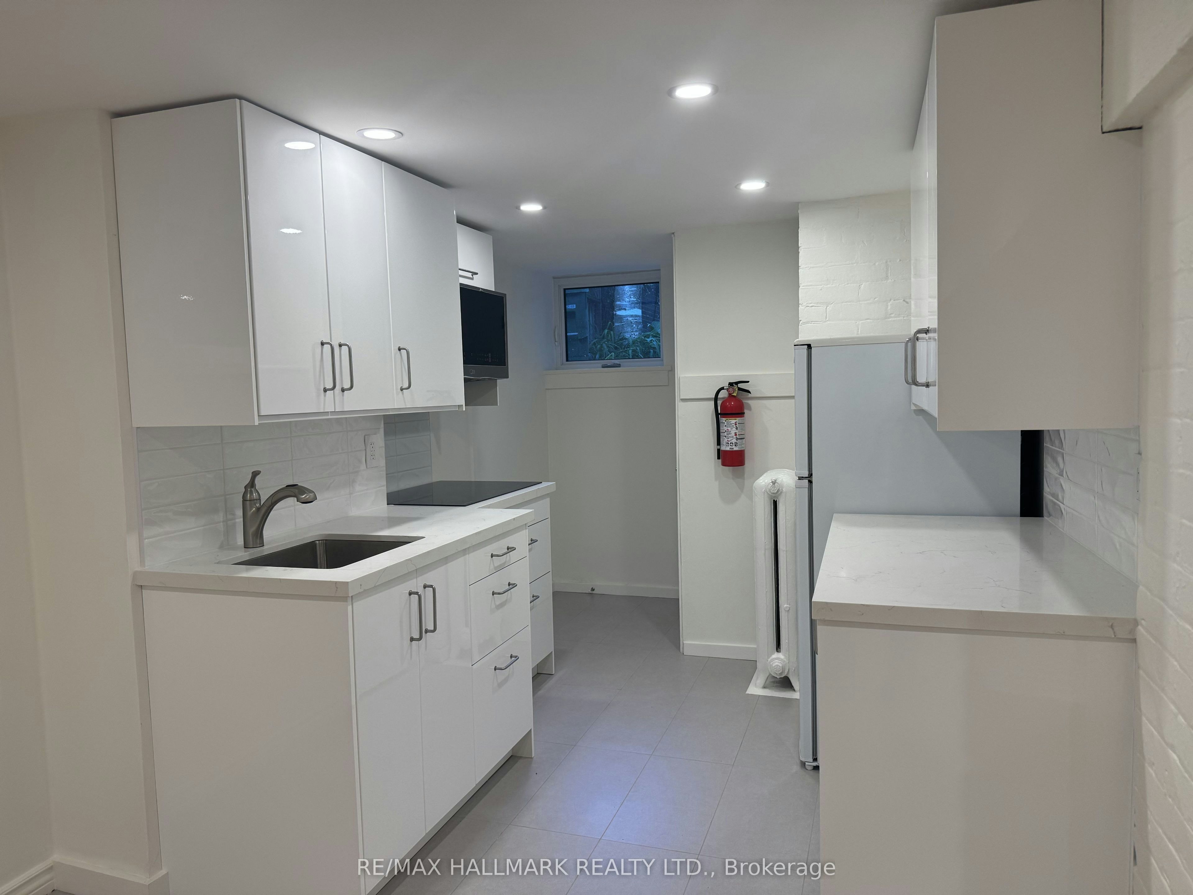 Lower-553 Broadview Avenue, Toronto, ON, M4K 2N7 - 3