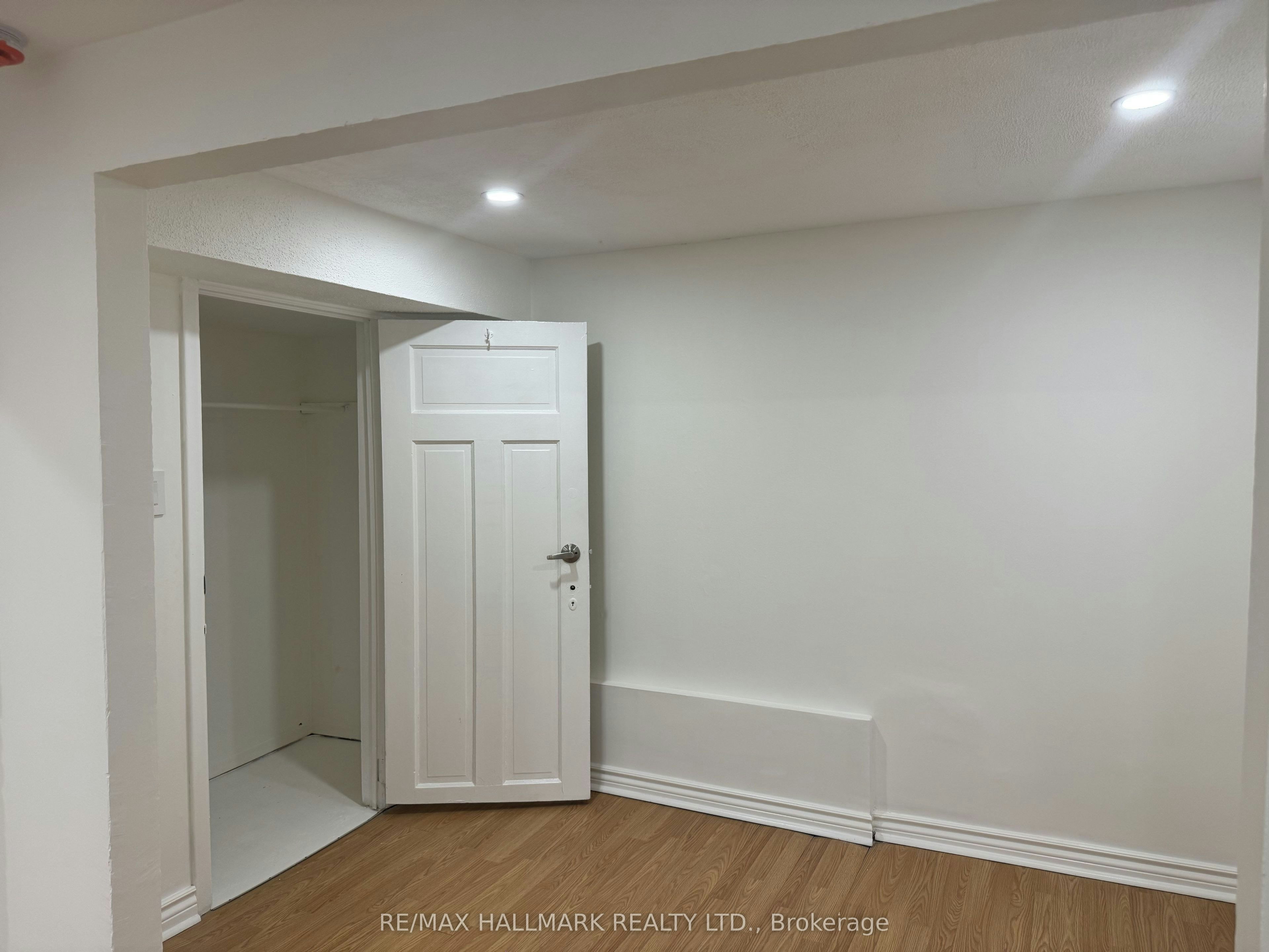 Lower-553 Broadview Avenue, Toronto, ON, M4K 2N7 - 11