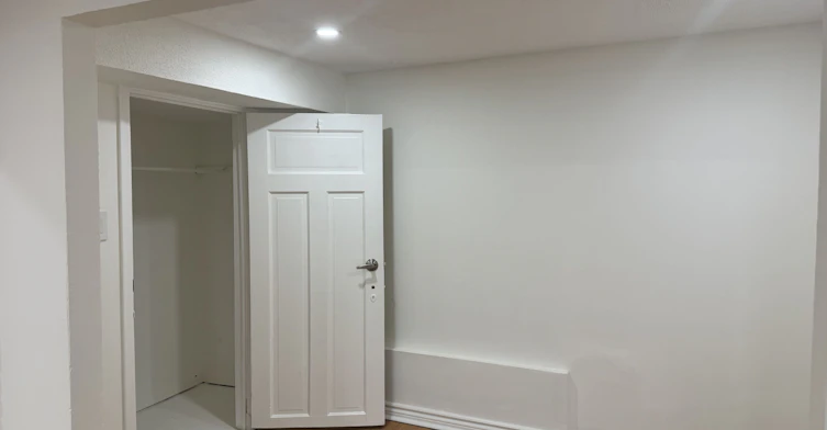 Lower-553 Broadview Avenue, Toronto, ON, M4K 2N7 - 11