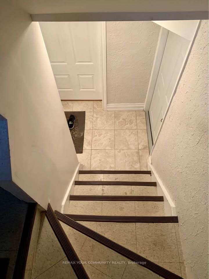 Lower-16 Coxwell Boulevard, Toronto, ON, M4C 3G7 - 2
