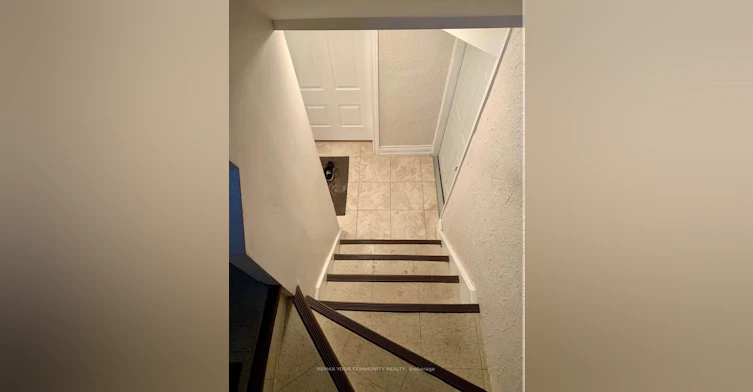 Lower-16 Coxwell Boulevard, Toronto, ON, M4C 3G7 - 2