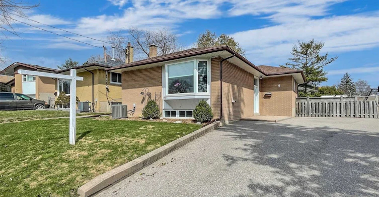 5 Mid Pines Road, Toronto, ON, M1G 2L5