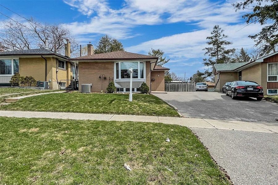 5 Mid Pines Road, Toronto, ON, M1G 2L5