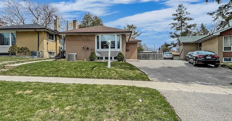 5 Mid Pines Road, Toronto, ON, M1G 2L5