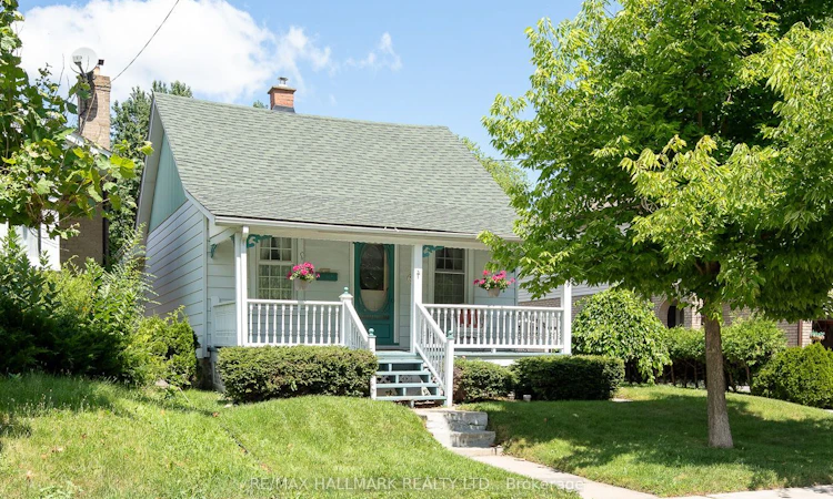 40 Pinegrove Avenue