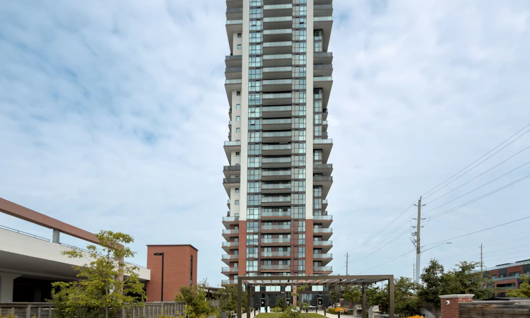 207-2550 Simcoe Street N