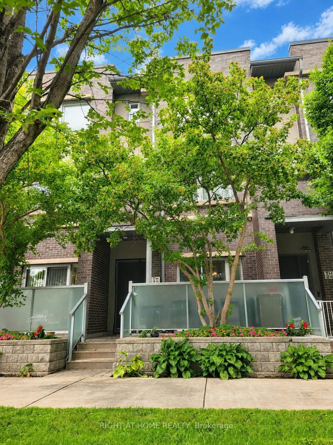 TH25-290 Village Green Square, Toronto, ON, M1S 0L1