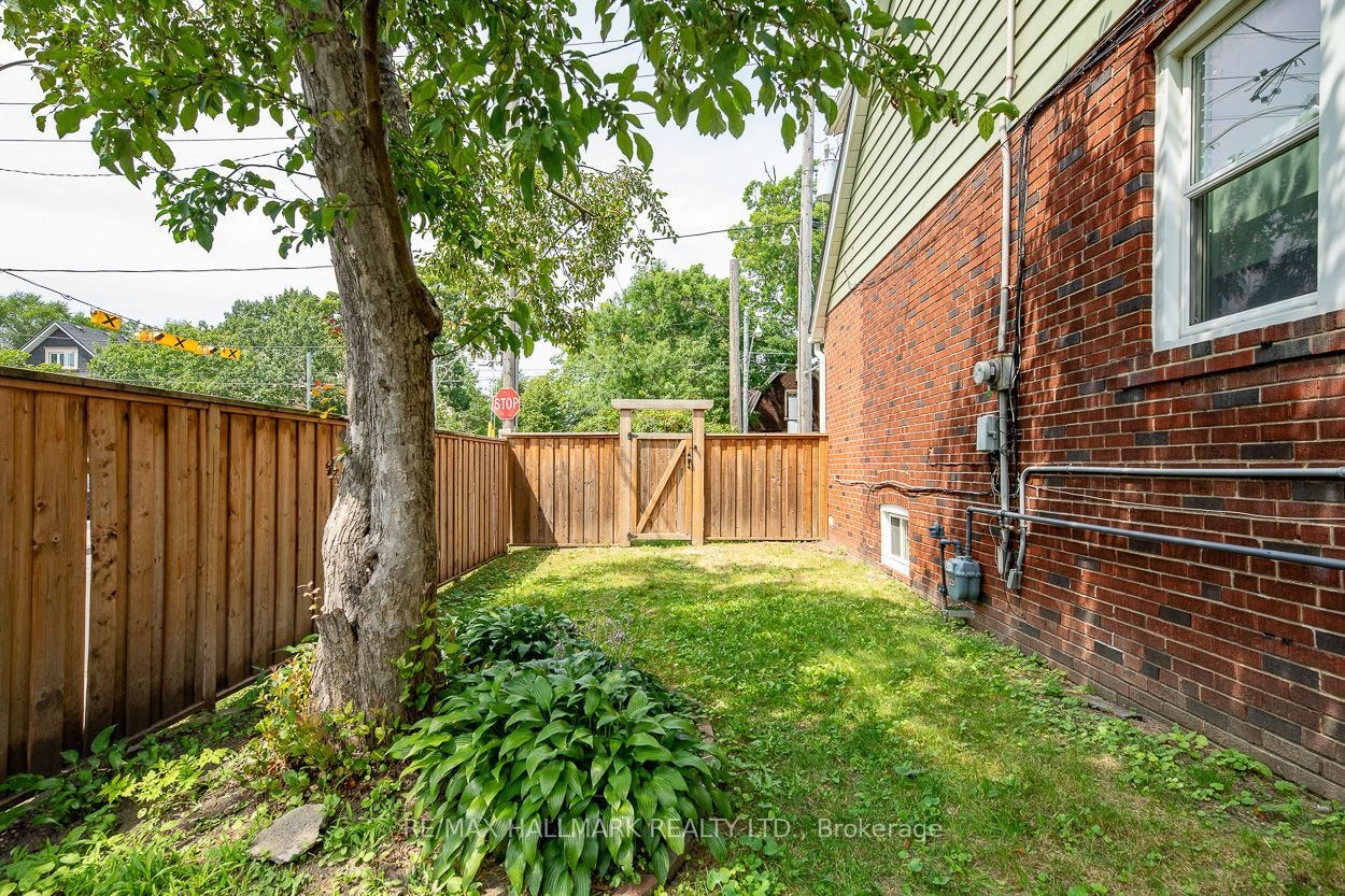 Upper-2159 Gerrard Street E, Toronto, ON, M4E 2C4 - 11