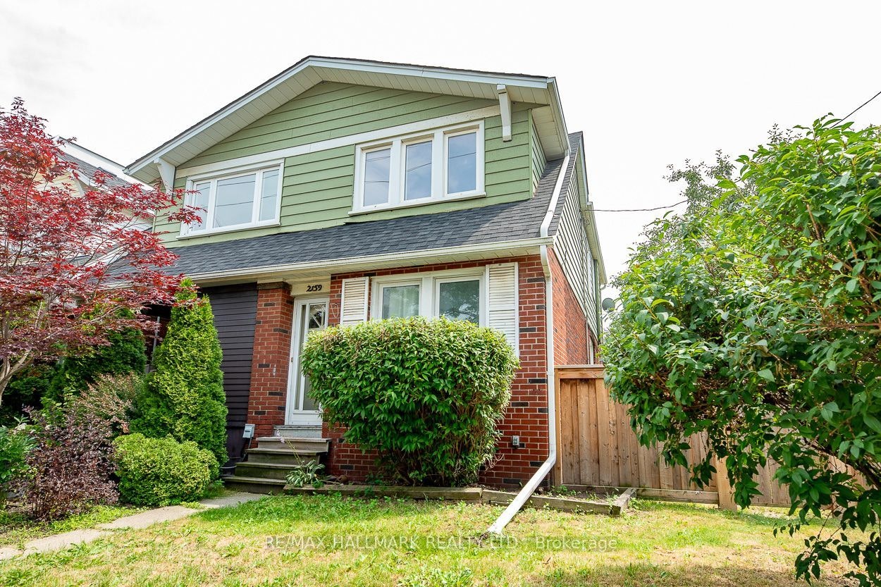 Upper-2159 Gerrard Street E, Toronto, ON, M4E 2C4