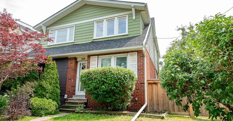 Upper-2159 Gerrard Street E, Toronto, ON, M4E 2C4