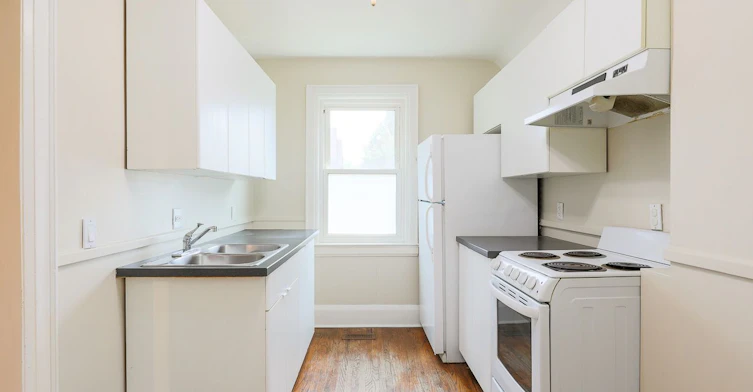 Upper-2159 Gerrard Street E, Toronto, ON, M4E 2C4 - 2