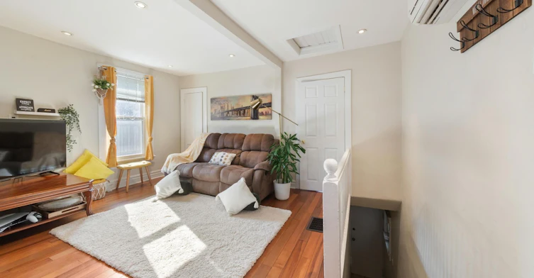 25 Norwood Terrace, Toronto, ON, M4E 2H2 - 3