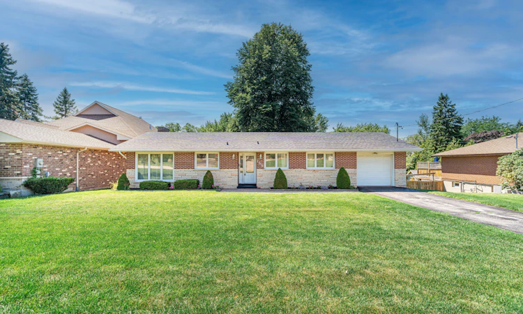 166 Elizabeth Crescent N